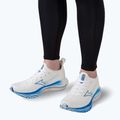 Дамски обувки за бягане Mizuno Wave Neo Wind бели/сребърни/мирно сини 8