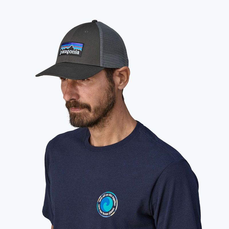 Patagonia P-6 Logo LoPro Trucker бейзболна шапка forge grey 3